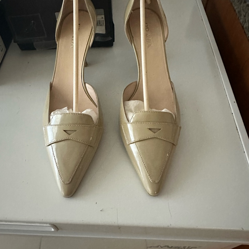 Prada Tan Heels with Patent Leather and Stiletto Design - Picture 4 of 6